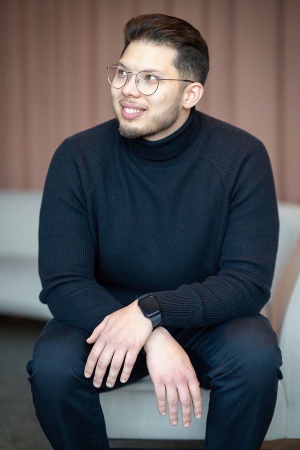 Kevin Brockmeyer im dunkelblauen Rollkragenpullover, lächelnd